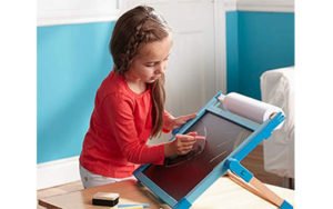 girl using tabletop easel